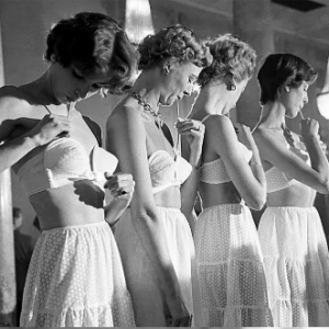 Premier soutien-gorge push-up gonflable en France, 1952 _ nan