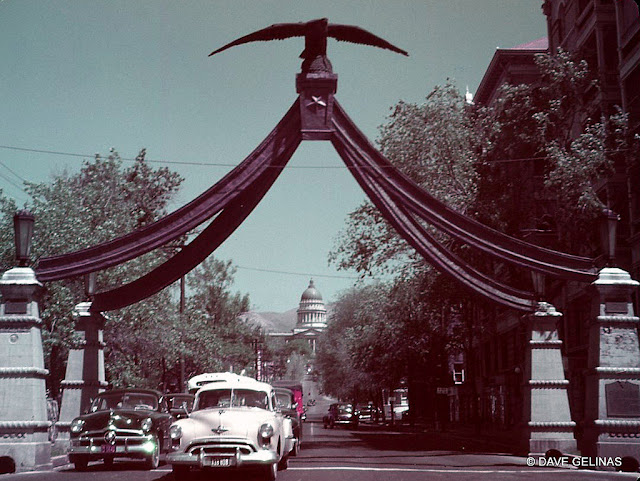 60 Fabulous Color Vintage Photographs That Capture Street Scenes of the United States in the 1940s_ha