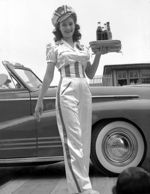 35 Vintage Photographs of Pretty Carhop Girls From Between the 1940s and 1960s_Ha