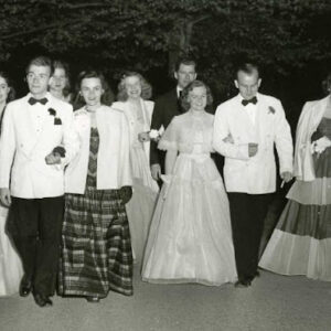 40 Vintage Photos Show What Prom Styles Looked Like in the 1940s_Ha