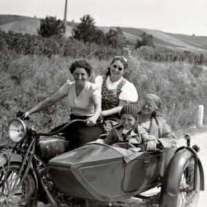 30 Fotos von Frauen, die sich mit ihren Motorrädern aus dem frühen 20. Jahrhundert zeigen_Ha