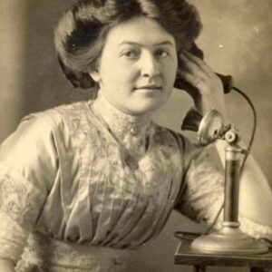 100 Years Before the Smartphone: 40 Photos of People Talking on Telephones in the Late 19th and Early 20th Centuries_Ha