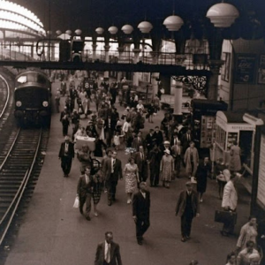 27 Black and White Photos That Capture Street Scenes of York, England in 1960_teo