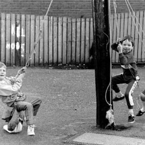 33 Wonderful Black and White Vintage Photos of British Kids Playing on the Streets in the 1980s_teo